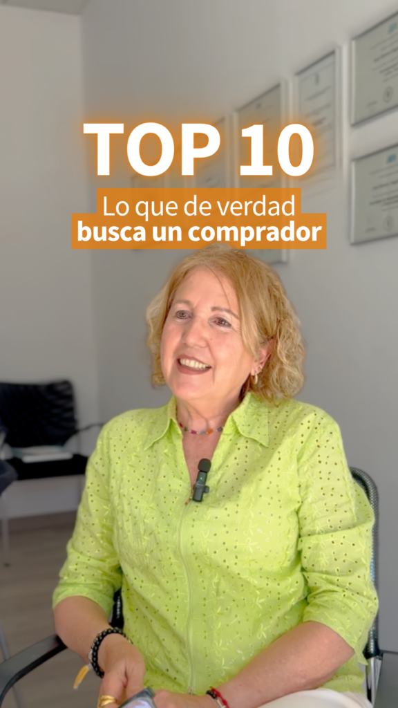 Asesora inmobiliaria analizando los requisitos para comprar casa en Roda de Berà con Finques Segarra.