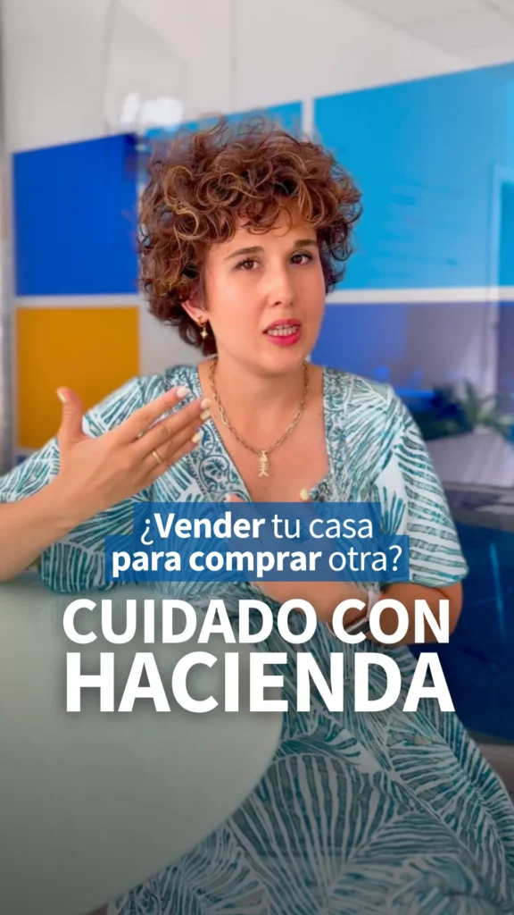 Asesor inmobiliario explicando los impuestos al vender casa para comprar otra con Finques Segarra.